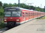 ET 420 317 fhrt aus Richtung Frankfurt am Main Hbf auf der S8 ein. (Frankfurt Stadion, 07.08.2008)