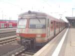 420 373 war der letze orange 420er in den klassischen Popfarben. Mit einer S9 nach Wiesbaden stand er im Sommer 2004 in Hanau Hbf.