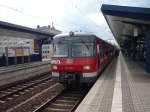 S-Bahn Rhein-Main: Der Triebwagen 420 789/289 ist gerade als S8 von Wiesbaden Hbf gekommen und fhrt jetzt in die Offenbacher Abstellanlage.Die Anzeige ist schon auf die Rckfahrt nach Wiesbaden  