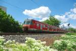 Auf dem Weg von Bad Soden nach Darmstadt erreichen 420 377 und 420 293 am 30.05.09 Eschborn Sd.