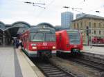 420-704(420-204) und 425-260 am 9.8.2005 in Mainz Hbf, links alte rechts neu.