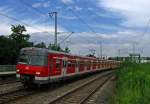 Die klassische Fotostelle am Bahnhof Feuerbach vermochte mich fr am besten zu berzeugen, um Bilder von der BR 420 zu machen. 
Hier fhrt 420 438 als S4 zum Bahnhof Schwabstrasse soeben in Feuerbach ein. (4.August 2010)