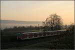 Nur wenig Licht erreichte den S-Bahnzug an jenem Februarmorgen. Der Zug der Baureihe 420 ist hier im Remstal unterwegs von Schordorf in Richtung Stuttgart. 

26.02.2008 (M)