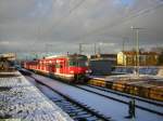 Die an vier Tagen bei der S-Bahn Rhein-Main auf der Linie S7
nach Riedstadt-Goddelau eingesetzte Garnitur 420 912/412 und
420 915/415 aus Stuttgart am 25.11.2005 im Bahnhof Frankfurt
am Main-Niederrad.