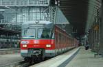 420 838-5 und 420 818-7 sind zusammen als S7 auf dem Weg nach Riedstadt, hier bei der Ausfahrt in Frankfurt (Main) Hbf, 27.7.11