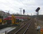 Die S7 zum Hauptbahnhof fuhr am 26.03.2006 mit 420 244 und 420 254 aus Riedstadt-Goddelau kommend in den Bahnhof Frankfurt am Main-Niederrad auf Gleis 1 ein. Daneben befand sich das Gleis 2 deutlich erkennbar in der Erneuerung.