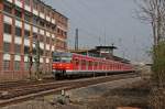 420 349-3 beschleunigt als S 9 Hanau Hbf - Wiesbaden Hbf aus Rsselsheim.