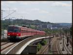 An einem Sonnigen Samstag besuchten wir den Hochbahnsteig von Zuffenhausen, da wir diese interessante Streckenführung auch bildlich festhalten wollten.
Hier verkehrt 420 455 mit einem weiteren Triebwagen als S6 und erreicht soeben den Hochbahnsteig von Zuffenhausen.