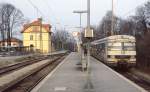 420 525-8 steht Anfang April 1989 als S 4 nach Geltendorf abfahrbereit im Bahnhof Ebersberg