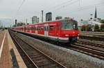 420 922-7 und 420 415-2 verlassen am 18.8.2017 als S1 nach Essen-Steele Ost den Dortmunder Hauptbahnhof.