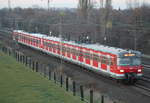 420 435-0 als S 68 von Düsseldorf Hbf nach Langenfeld(Rhld)am 23.11.2018 in Langenfeld.