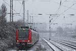 Während eines heftigen Schneeschauers treffen 422 567-0 und ein weiterer 422 als S 6 nach Köln-Worringen am 30.01.2019 im S-Bahnhof Düsseldorf-Rath ein