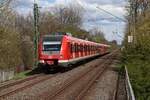 422 081 mit einem Schwesterfahrzeug als S11 auf dem Weg nach Düsseldorf Flughafen Terminal in Köln Holweide am 14.04.2023.