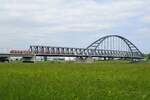 Die Hammer Eisenbahnbrücke mit einer 422-Doppeltraktion, die am 25.05.2023 als S 11 auf dem Weg von Düsseldorf-Flughafen nach Bergisch-Gladbach den Rhein überquert