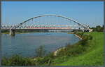 1987 wurde die Hammer Eisenbahnbrücke zwischen Düsseldorf und Neuss als Ersatz für eine ältere Rheinbrücke errichtet. Am 10.09.2023 überqueren zwei 422er als S 11 den Rhein.