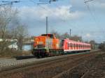 V160.3 ist mit 422 002 im Schlepp aus Ulm kommend am 08.03.2008 gegen 16 Uhr mit ihrem berfhrungszug nach Kln in Wiesbaden Biebrich