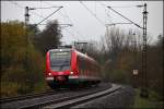 422 072/572 legt sich als S2 nach Dortmund Hbf vor Obereving in die Kurve. (04.11.2010)