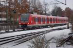 Am Montag den 27.12.2010 verlsst gerade den Bahnsteig in Korschenbroich ein einzelner Triebwagen mit der Baureihnennummer 422 552-0 nach Mnchengladbach.