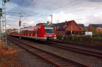 Abendstimmung in Kleinenbroich, ein Zug der Linie S8 verlsst gerade den Bahnhof Kleinenbroich in Richtung Mnchengladbach am Abend des 21.4.2012