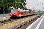 Ein S8-Zug nach Mönchengladbach fährt gerade in Korschenbroich.