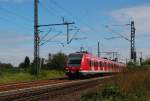 Einen S8-Zug nach Mönchengladbach führt der 422 526-4 an, als er am frühen Nachmittag des 2.9.2014 Kleinenbroich verlässt.
