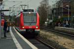 Trotz Fahrplanwechsel, es gibt sie noch. Hier kommt ein S8 Zug von 422 554-6 gezogen in den Bahnhof Korschenbroich eingefahren.....er hat gut eine viertelstunde Verspätung aus betrieblichen Gründen wie die Anzeigetafel und der Lautsprecher gelegentlich kunt tut. Freitag 19.12.2014