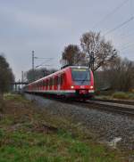 Ein S5/S8 Zug aus Mönchengladbach kommend fährt gerade in Kleinenbroich ein, geführt wird der Zug vom 422 584-3.