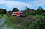 422 513-3 kommt hier in Kleinenbroich eingefahren, er führt einen S8-Zug nach Wuppertal Oberbarmen.