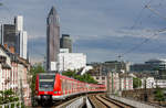 ET 423 827 erreicht mit einem weiteren unerkannt gebliebenen 423 zum S-Bahnhof Frankfurt West