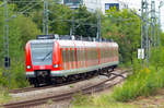 Ein Zug der Münchner S7 hat gerade den Südring überquert und nähert sich nun der Haltestelle Heimeranplatz