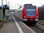 Die S11 von Bergisch-Gladbach nach Düsseldorf-Flughafen/Terminal und kommt aus Richtung Köln und fährt in Dormagen-Chempark ein und fährt dann weiter in Richtung