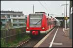 423 047 wartet am 27.05.07 als S13 von Troisdorf nach Kln-Hansaring in Kln-Trimbornstrae auf die Weiterfahrt.