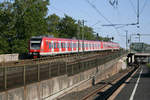 423 194 erreicht mit einem weiteren Artgenossen den S-Bahn-Teil des Bahnhofs Köln Messe / Deutz.