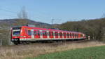 Eine Dreifachtraktion der Baureihe 423 legt sich kurz vor Niedernhausen in ein Kurve. Aufgenommen am 6.4.2018 14:57