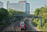 Vor der Kulisse der Konzernzentrale der Wüstenrot Bausparkasse AG:
Nachschuss auf 423 005-8 und 423 ??? der S-Bahn Stuttgart als S4 von Marbach(Neckar) nach Stuttgart Schwabstraße, die das südliche Gleisvorfeld des Bahnhofs Ludwigsburg verlassen.
Aufgenommen vom  Gießhaus-Steg .
[26.7.2019 | 8:53 Uhr]