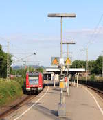 423 846 als S5 nach Bietigheim am 14.06.2020 in Stuttgart Nordbahnhof. Bei genauem Hinsehen ist ein von einer 120 bespannter IC zu erkennen. 