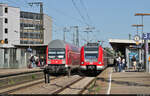 Da hatte ich die Rechnung wohl ohne S-Bahn gemacht:
Der WFL-Ersatzzug mit DABbuzfa <sup>760.0</sup> (50 80 36-33 013-4 D-WFL) an der Spitze und 114 024-3 (112 024-5) am Schluss steht zusammen mit 423 519-8 und einem Schwestertriebzug im Bahnhof Ludwigsburg. Beide Züge fuhren genau zeitgleich ab (die S-Bahn hatte 1 Minute Verspätung), weshalb mir eine bessere Aufnahme verwehrt blieb.

🧰 Wedler Franz Logistik GmbH & Co. KG (WFL) für Abellio Rail Baden-Württemberg GmbH | S-Bahn Stuttgart
🚝 RE 52983 (RE12) Heilbronn Hbf–Tübingen Hbf | S5 Bietigheim-Bissingen–Stuttgart Schwabstraße
🕓 30.7.2021 | 10:34 Uhr