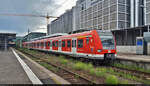 423 836-6 wartet mit einem Schwestertriebzug auf Gleis 2 in Stuttgart Hbf auf die Abfahrt.