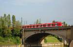 Eine 423er-Doppeltraktion berquert am 13.08.07 die Eisenbahnbrcke ber den Neckar im Stuttgarter Stadtteil Bad Cannstadt mit Fahrtrichtung HBF (Tief).