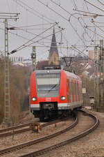 423 962 als S4 Backnang - Stuttgart Schwabstraße erreicht am 06.03.2022 den Bahnhof Benningen.