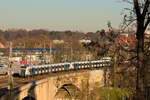423-Vollzug als S1 Herrenberg-Kirchheim am 18.12.2023 auf der Neckarbrücke in Stuttgart-Bad Cannstatt. 