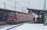 Bei starkem Schneefall kommt ein 423-Doppel am 17.01.2024 im Hauptbahnhof Neuss an