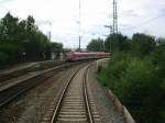 Blick auf den Bahnhof Maubach aus dem FST des ET423 mit Gagenzug ET423.