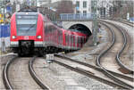 Am Münchner Ostbahnhof - 

... erreicht 423 235-1 der S6 nach Ebersberg nach Unterfahrung eine Überwerfungsbauwerkes den Ostbahnhof. Die eigentliche Tunnelausfahrt des Stammstreckentunnels liegt auf der anderen Seite des Überwerfungsbauwerkes über das die Gleise der Linie S3 (Holzkirchen) und S5 (Kreuzstra0e) führen.

18.02.2026 (M)