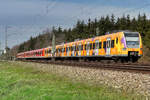 
423 265-8 in gelb orange der S-Bahn München führt eine Langzug am 25.03.2026 bei Zorneding.
