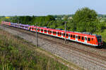 S-Bahn rot lila rot am 8 Mai 2026 bei Asbach. Schade, das da jetzt nicht noch ne orange als Kombi dabei war. Noch nie gesehen, aber kann ja noch kommen.