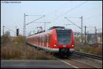 423 504-0 passiert auf dem Weg nach Plochingen den S-Bahn-Bahnhof Stuttgart-Untertrkheim ohne Halt, aufgenommen am 28.10.07.