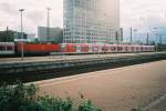 Der ET 423 ist am 26.09.04 von Essen als S2 in Dortmund Hbf angekommen.
