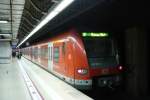 S-Bahn Rhein-Main: Ungwohnter Anblick als ich gestern in Frankfurt Hauptwache auf die S-Bahn gewartet habe,kam auf Gleis 2 ein ET 423  (423 382-1)als S8 (Wiesbaden-Hanau Hbf) in Richtung Hanau