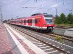 423 Doppeleinheit bei der Einfahrt von Dren als S12 von Hennef(Sieg) kommend am 15.06.2005